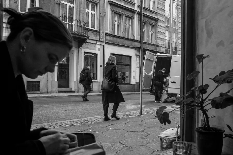 Ulica z budynkami biurowymi i małymi firmami w polskim mieście